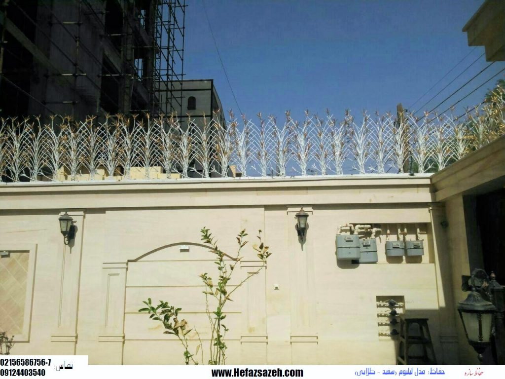 نرده حفاظ لیلیوم روی دیوار