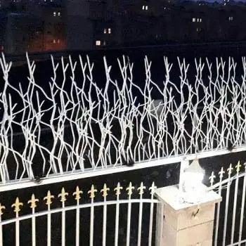 حفاظ بوته‌ای سفید نصب‌شده روی نرده دیوار
