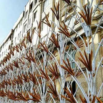 حفاظ لیلیوم فلزی نصب‌شده روی دیوار ساختمان